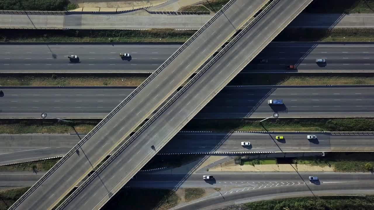 자동차 교통 공중 드론 샷 확대와 바쁜 복잡한 도시 고속도로 인터체인지 출구