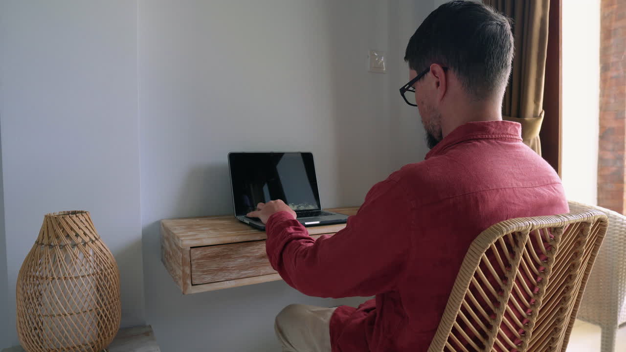 가정 사무실에서 노트북으로 일하는 사람