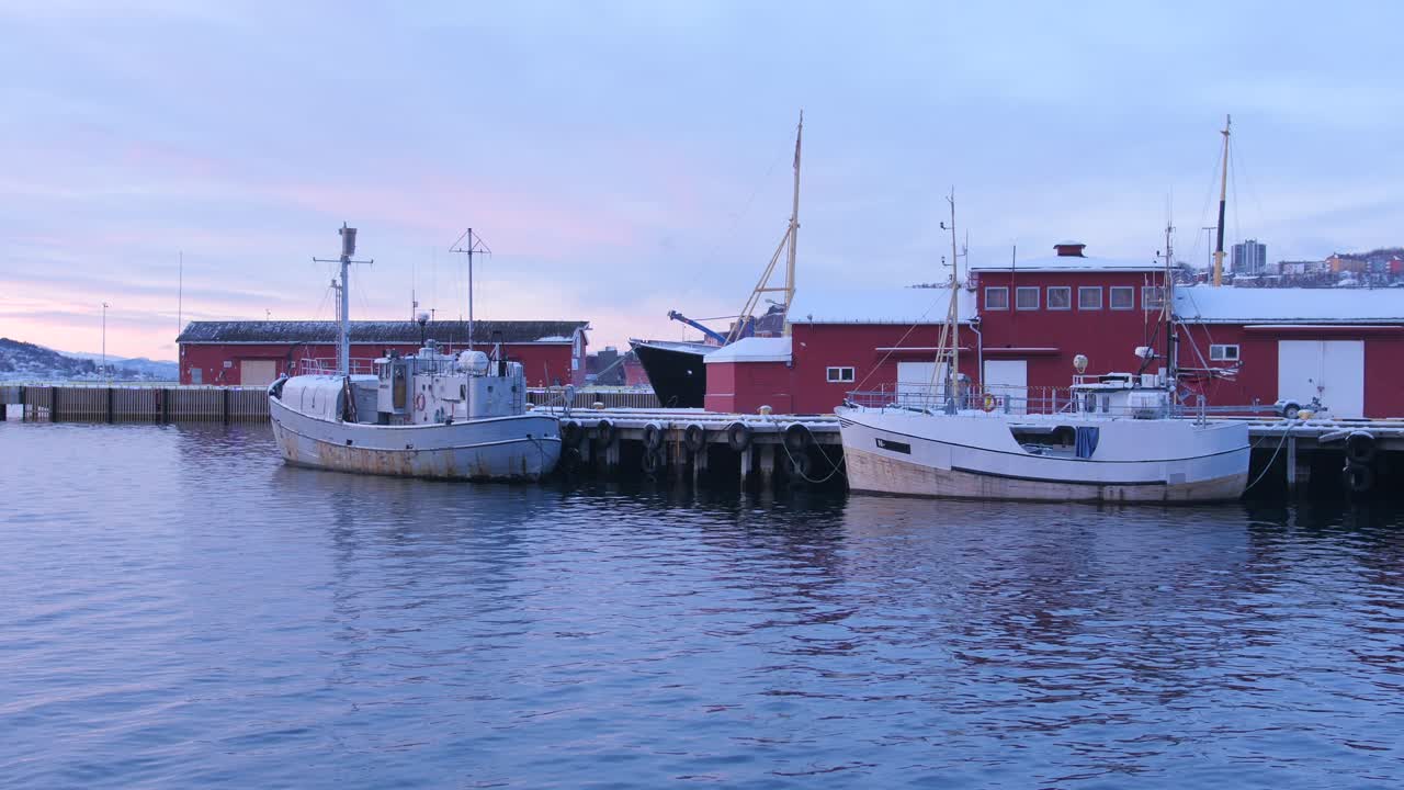 paisaje con casas y barcos al amanecer en narvik, noruega - toma panorámica