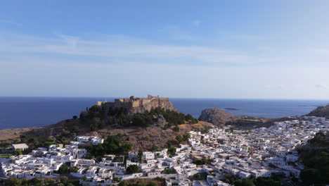 Toma-Aérea-Ascendente-De-La-Ciudad-De-Lindos-Rodas