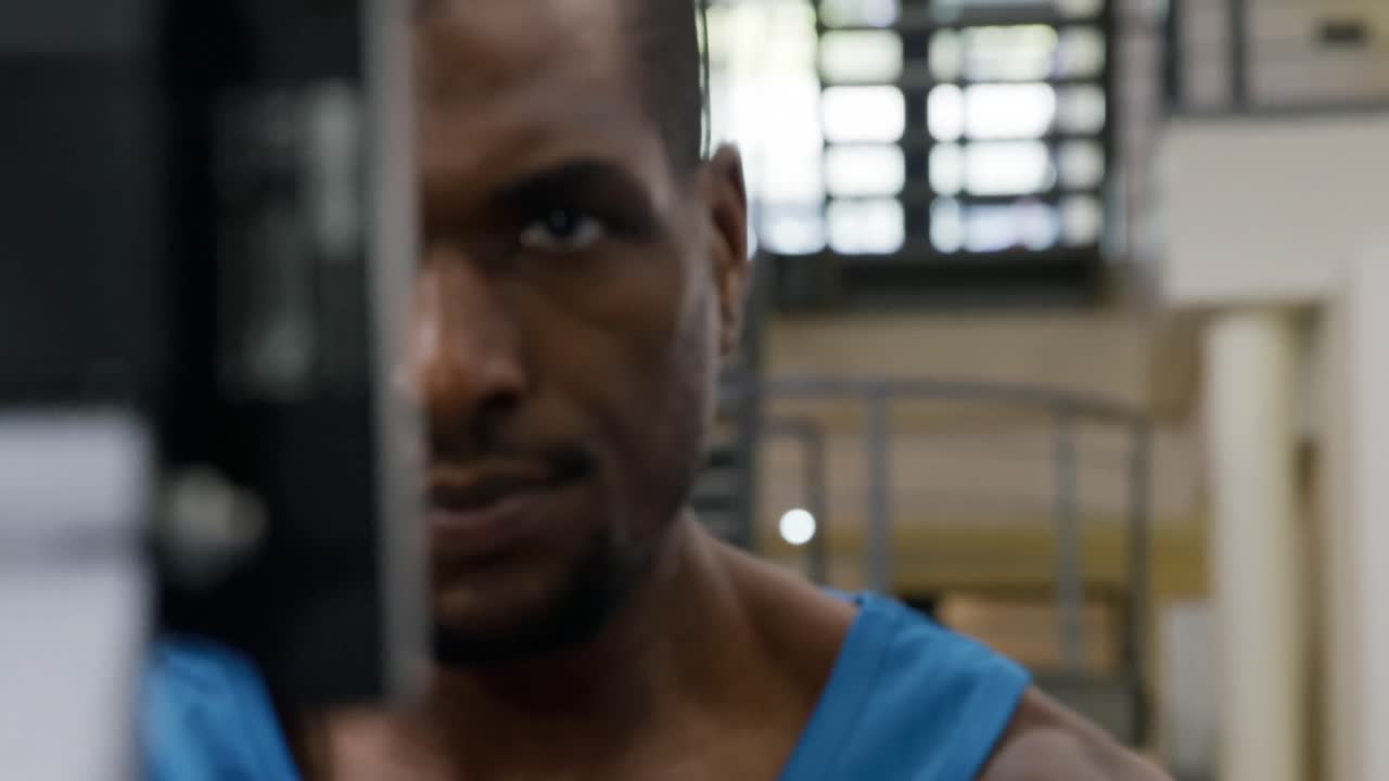 hacer ejercicio en un gimnasio