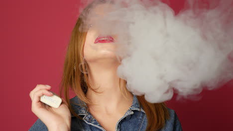 mujer vapeando con labios rojos