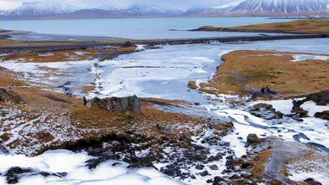 hermoso paisaje de lago congelado y montaña cubierta de nieve en la distancia, islandia durante el invierno