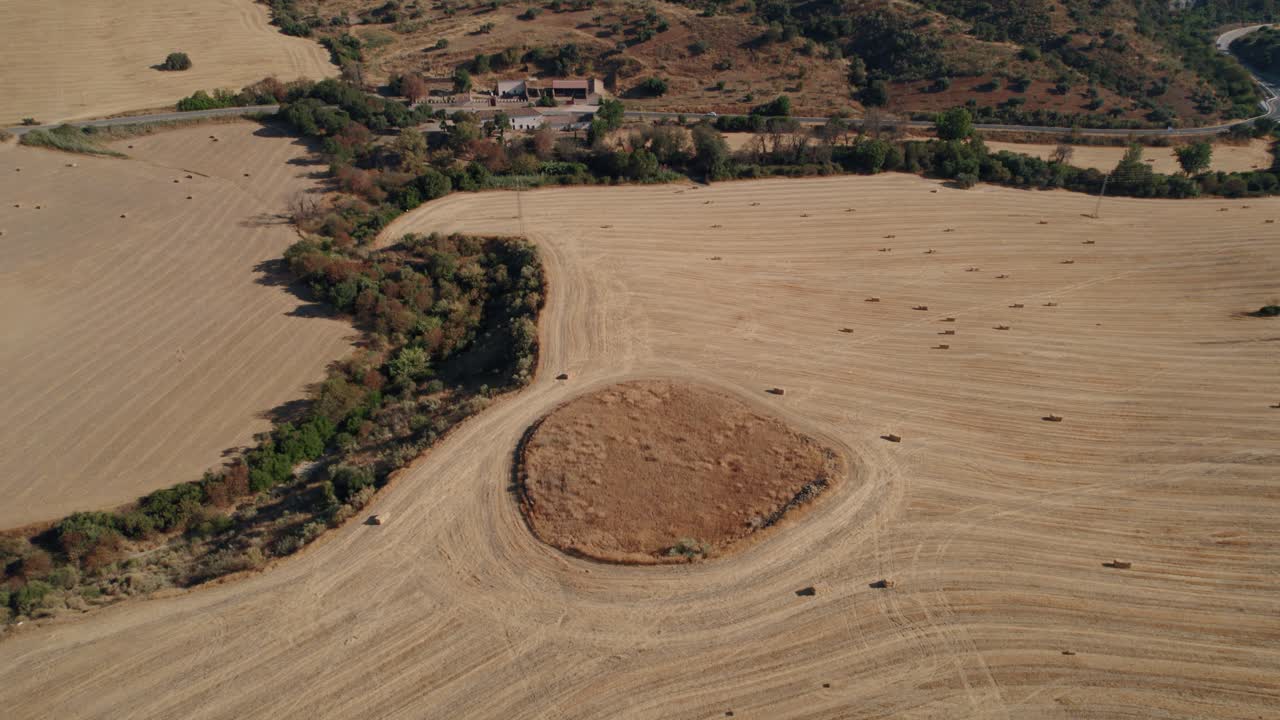 vista aérea del campo de cultivo cosechado, vista de aviones no tripulados de las balas de heno en el campo