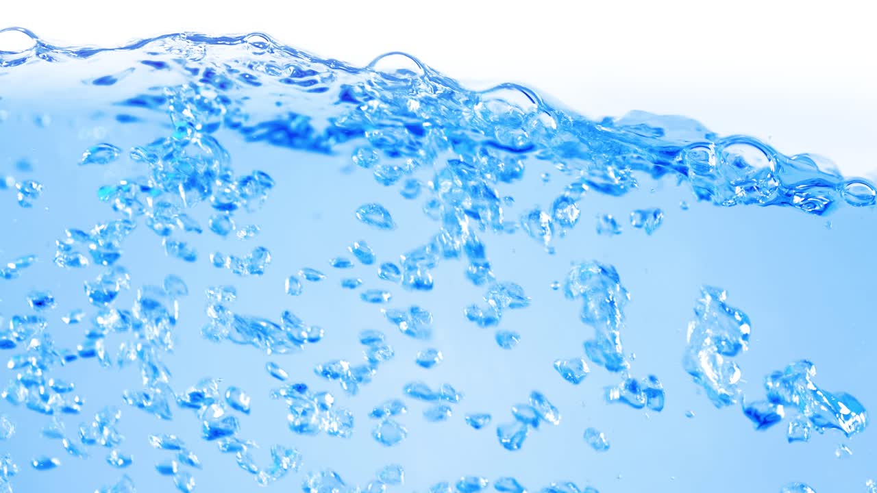 물 속의 많은 거품이 가까이에서, 느린 움직임의 거품과 함께 추상적인 물 파동