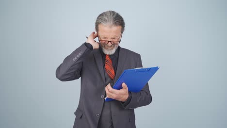 un hombre de negocios rascándose la oreja.