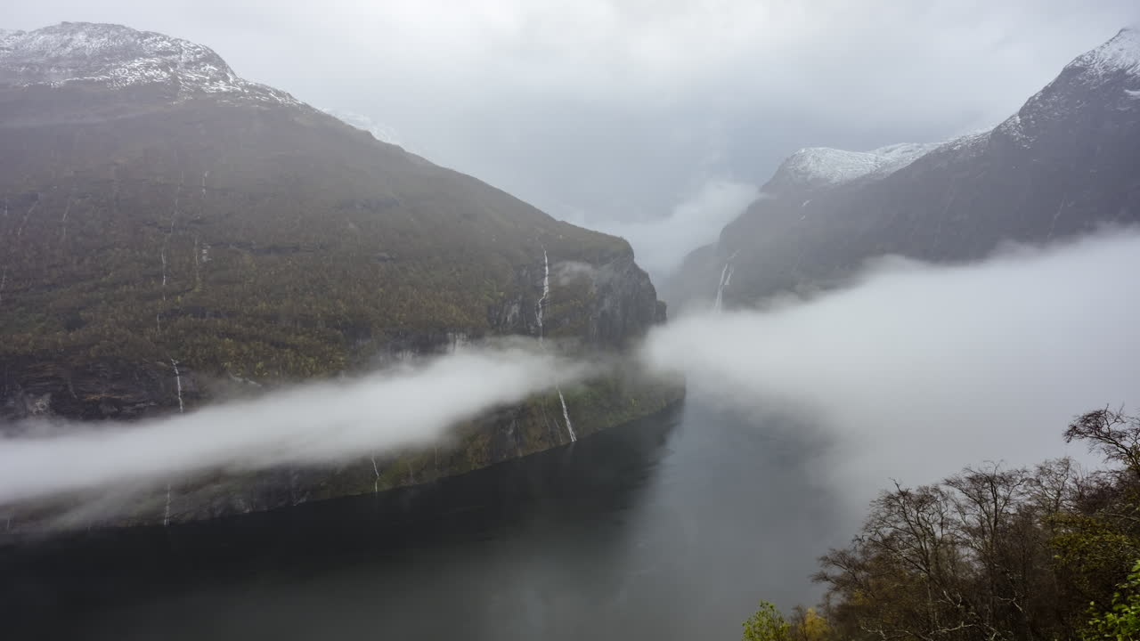 노르웨이 순모어의 게이랑에르 피요르드 위에 있는 산 사이의 구름