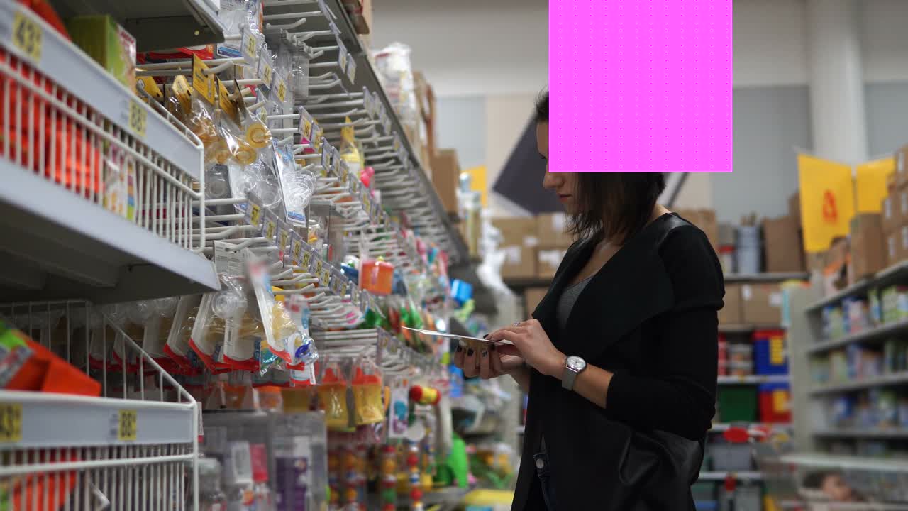 mujer comprando en una tienda de comestibles