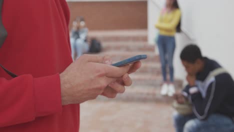 Estudiantes-En-Sus-Teléfonos-En-La-Escuela-Secundaria