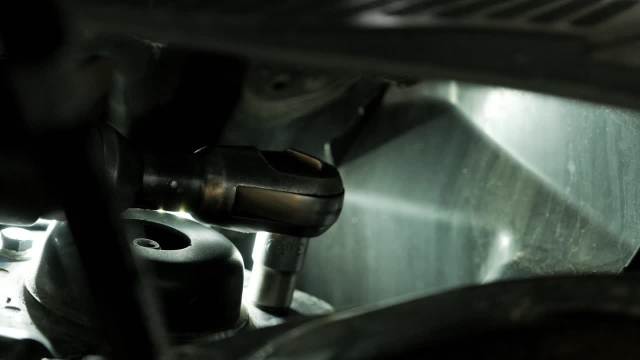 vista de cerca de la suspensión del automóvil y de los componentes de la dirección debajo del automóvil.