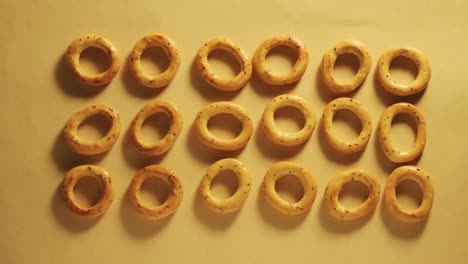 an animation of dry ring-shaped crackers