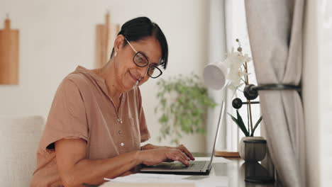 Computadora-Portátil-En-Casa,-Documentos-Y-Mujer-Feliz-Mayor