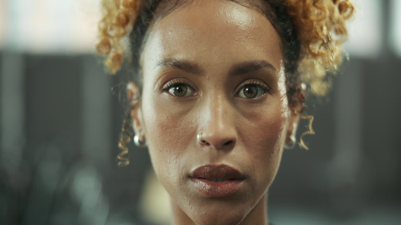 retrato de una mujer con el cabello rizado