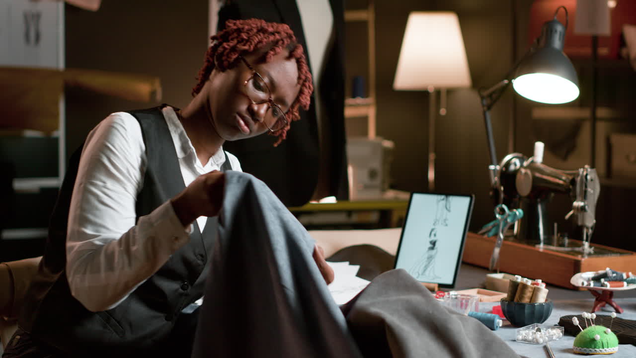 양복점의 흑인 여성