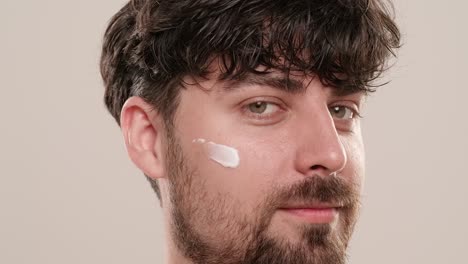 hombre aplicando crema facial
