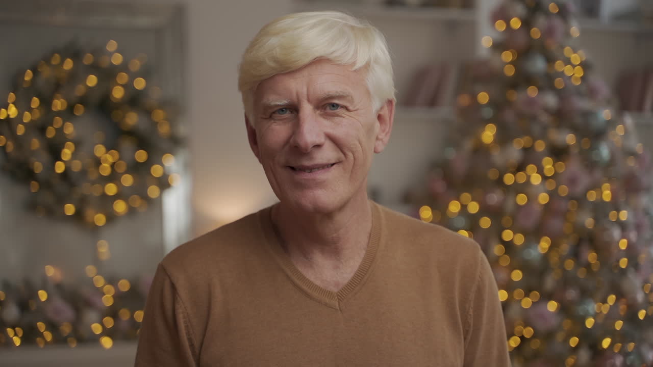 엄지손가락을 치켜세우고 카메라를 바라보는 행복한 노인의 초상