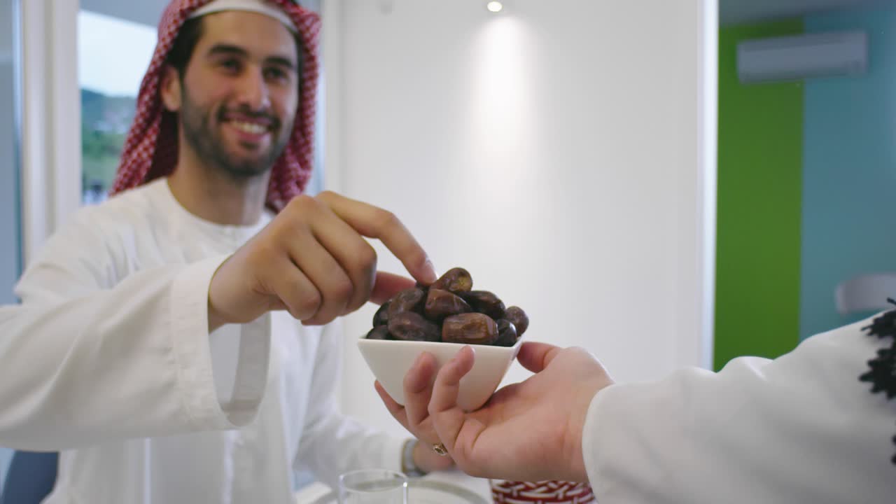 tener citas familiares durante la cena de ramadán o el iftar