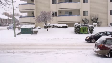 Coches-Que-Circulan-Por-Una-Carretera-Congelada-Durante-Las-Fuertes-Nevadas-Invernales-Clima-Duro