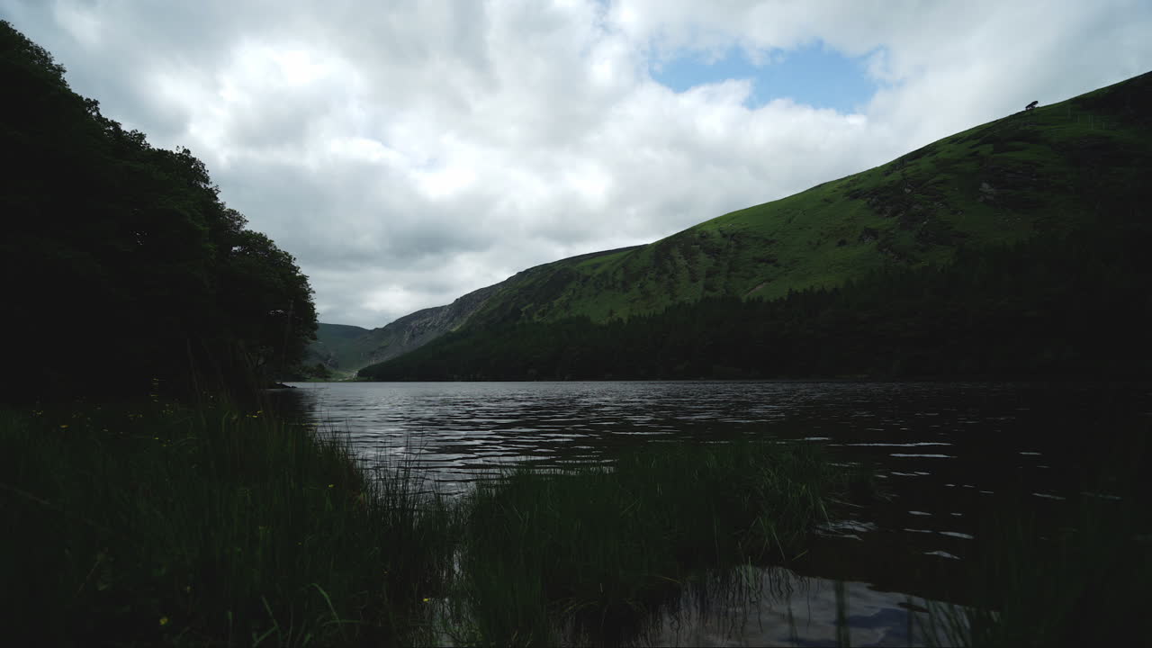 Irlanda, Glendalough. Timelapse di nuvole sopra l'Higher Lake e la valle glaciale