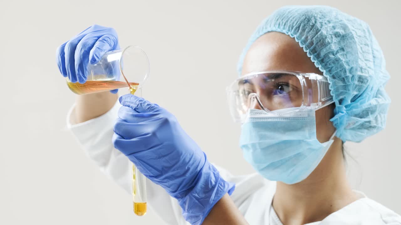 실험실 실험을 하는 과학자