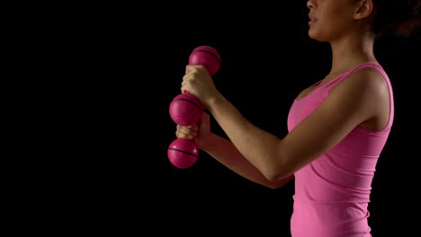 mujer en forma de rosa haciendo ejercicio con pesas
