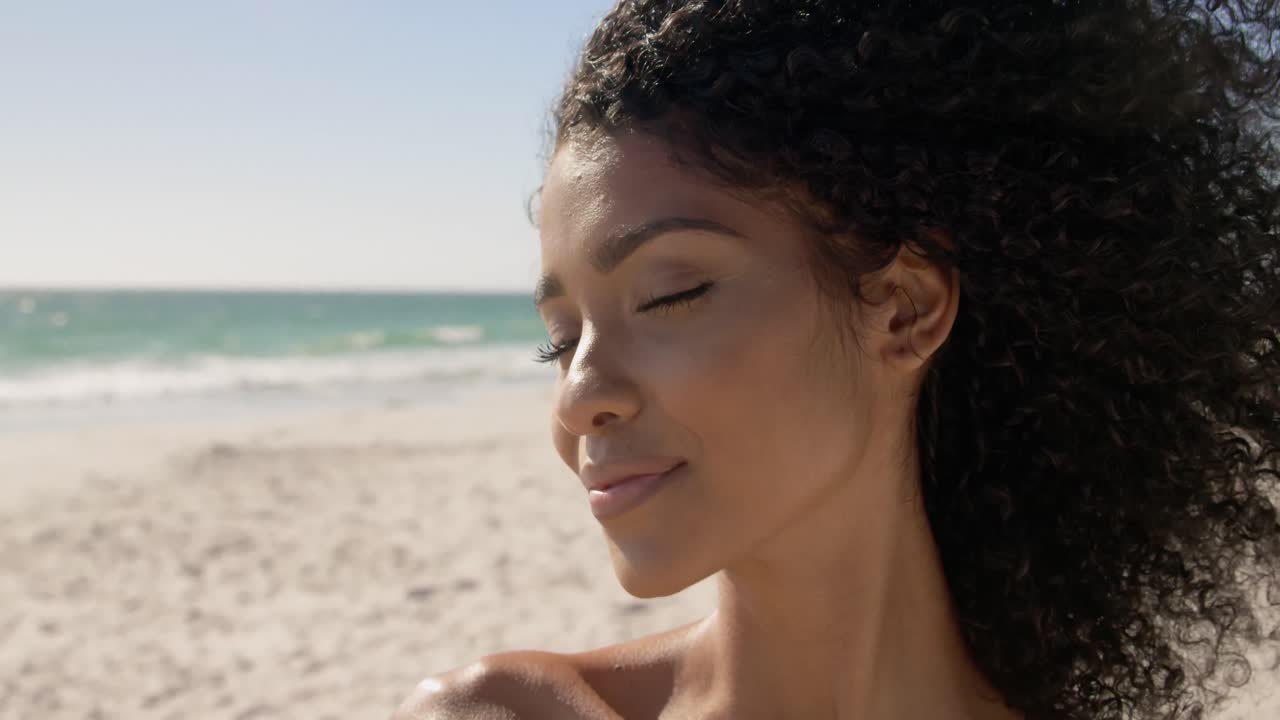 mujer de pie en la playa 4k