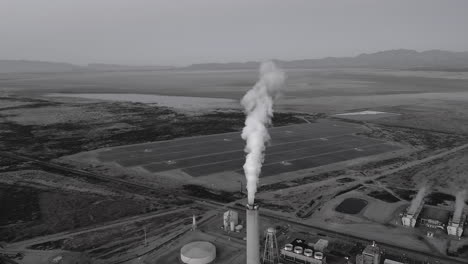 Pila-De-Humo-Tóxico-Blanco-Y-Negro-De-Planta-Petroquímica,-Calentamiento-Global-Y-Concepto-De-Crisis-Climática