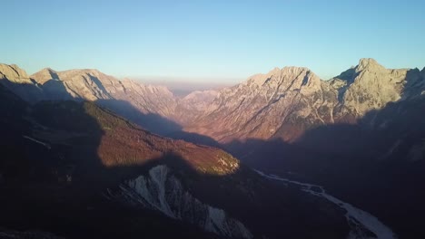 Valle-De-Valbone-Durante-La-Caminata-Al-Atardecer-En-Los-Alpes-De-Albania-Durante-La-Temporada-De-Otoño