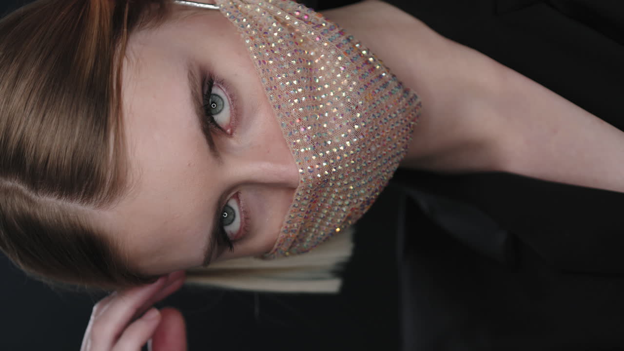 세련된 얼굴 마스크를 입고 포즈를 취하는 감각적인 여성