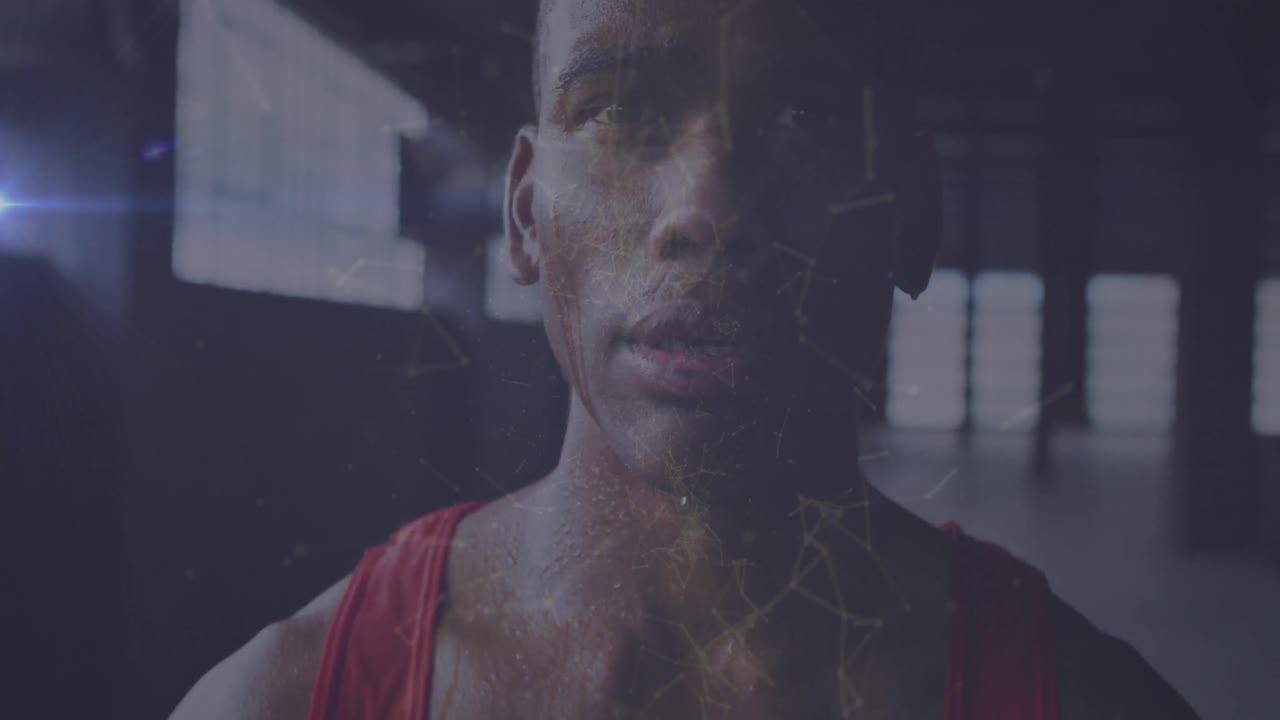 animación de formas doradas flotando sobre el hombre flexionando sus músculos