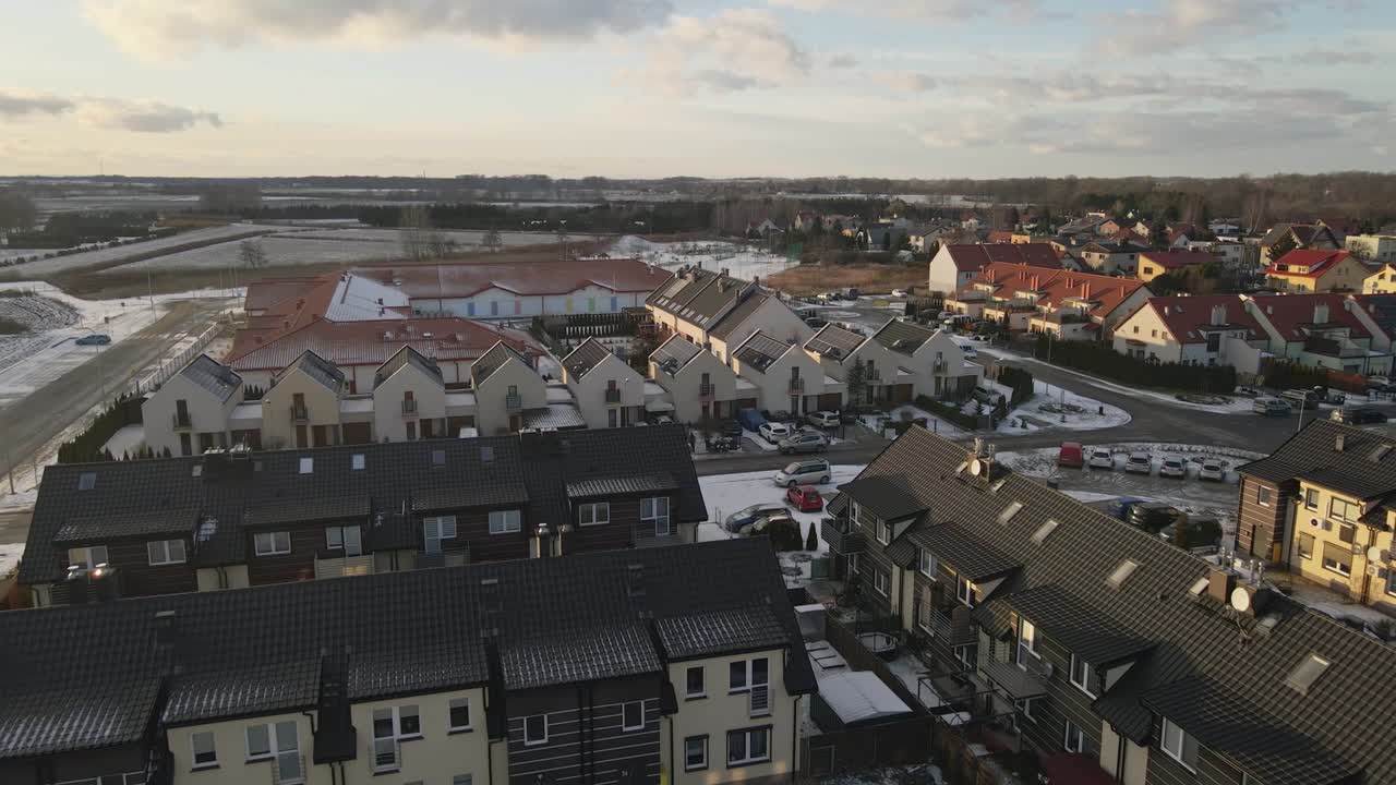 Luftfoto af lille europæisk by med moderne boligforstadskvarter