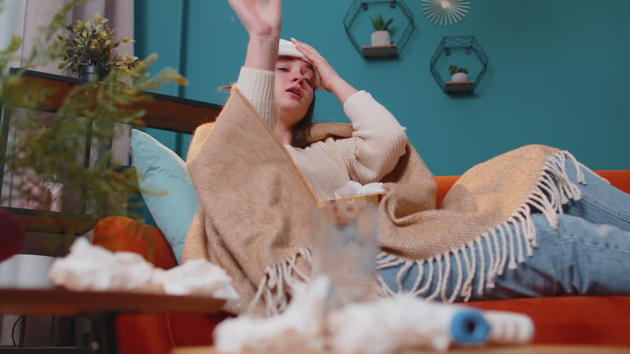 집 의 거실 에서 소파 에 누워 있는 플레이드 의 감기 나 알레르기 를  ⁇ 고 있는 젊은 여자 의 초상화