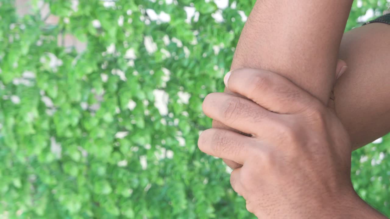 팔꿈치 통증이 있는 사람