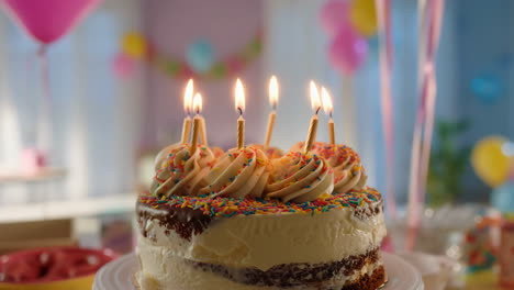 pastel de cumpleaños con velas