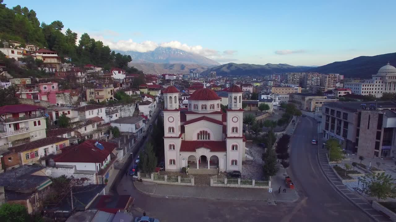 hermosa toma aérea sobre berat albania 1