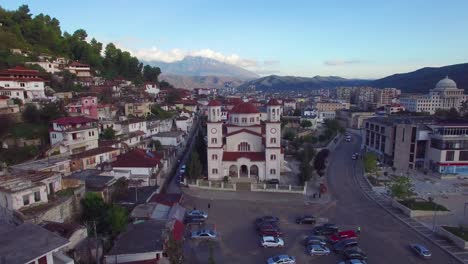 hermosa toma aérea sobre berat albania 1