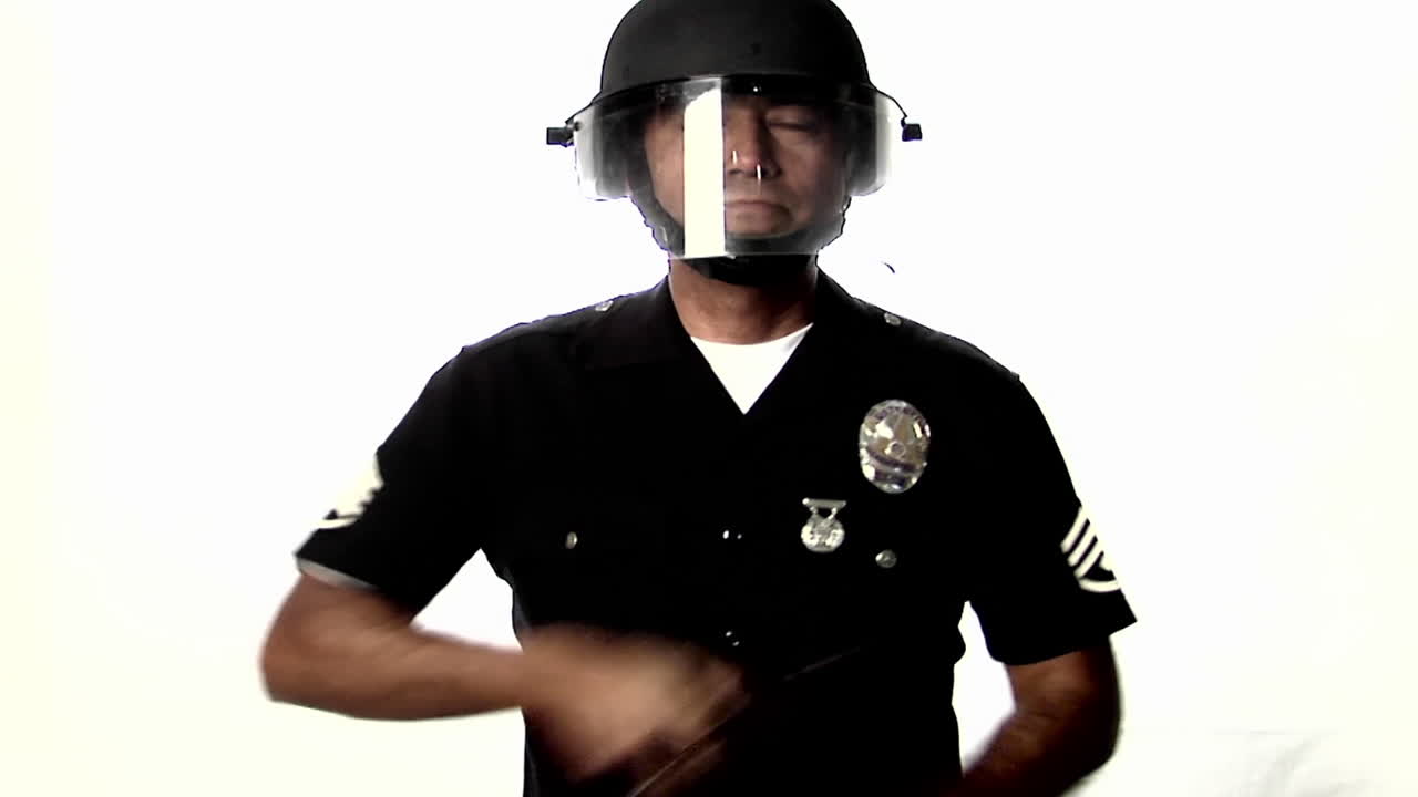 un oficial de policía con equipo antidisturbios desliza un bastón de un lado a otro 1