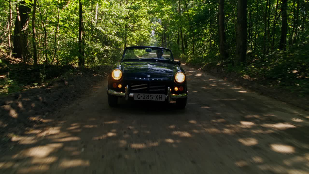 Triumph Spitfire su una strada forestale