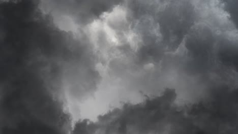 Dramáticas-Nubes-De-Tormenta-De-Lluvia-Y-Tormenta-Eléctrica
