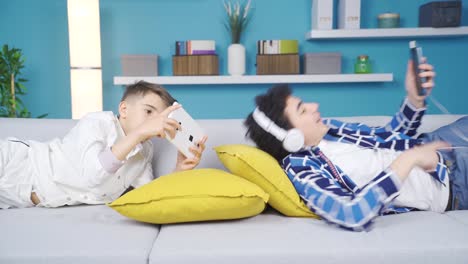 two brothers addicted to tablets and phones.