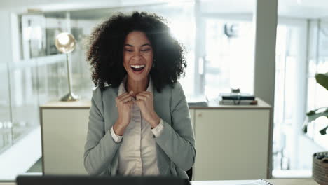 Excited-business-woman,-laptop