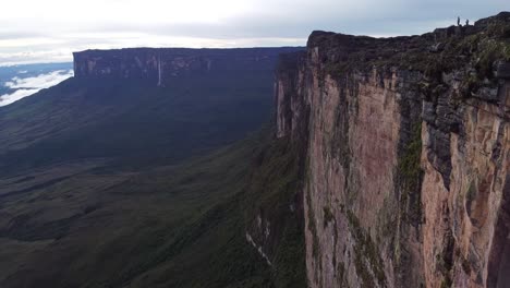 Drone-Volando-Cerca-De-Tepuy-Roraima-Enorme-Pared-Con-Tepuy-Kukenan-En-Segundo-Plano