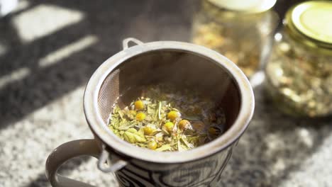 preparar té caliente de manzanilla y boldo