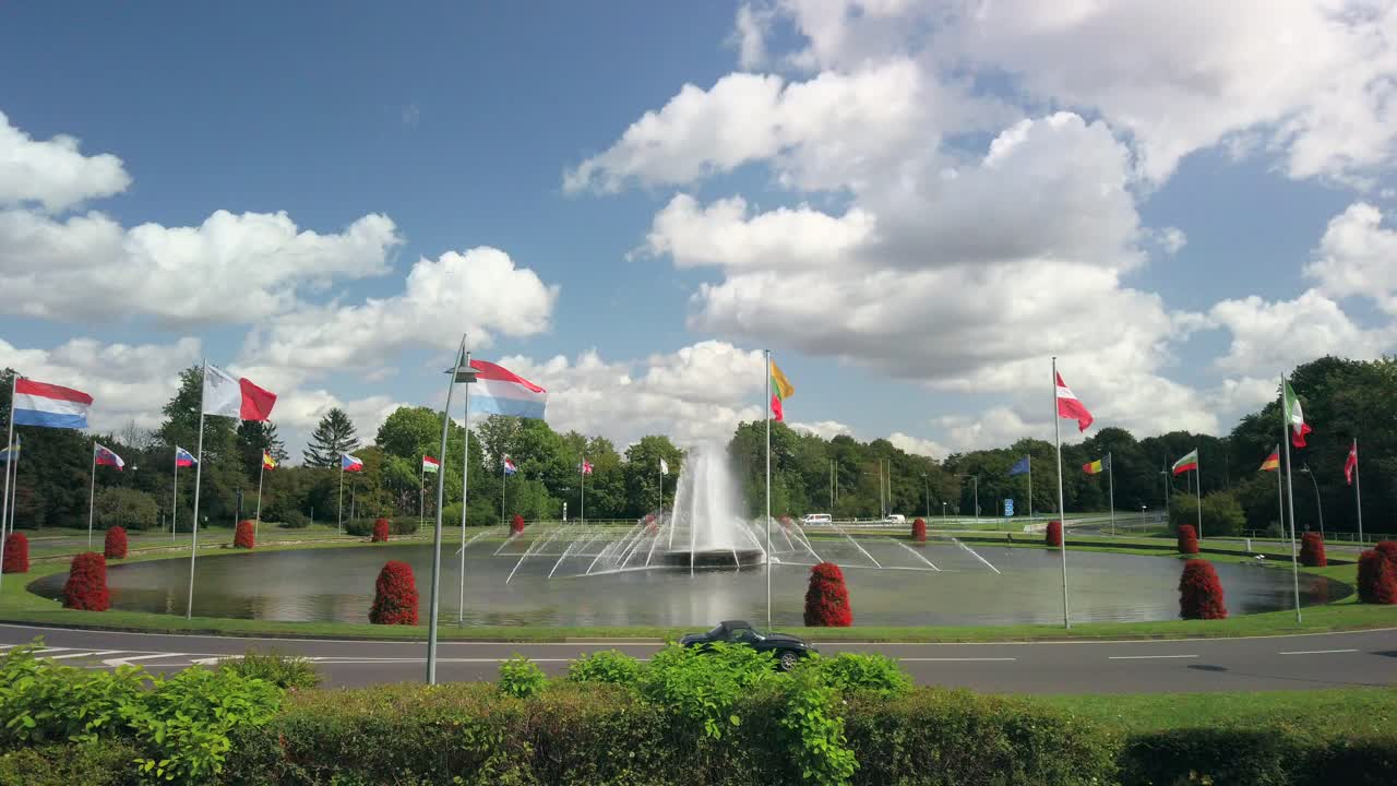 Aachen Europaplatz in Germania, una piazza rotonda con fontane al centro e bandiere europee