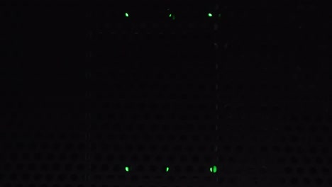 video vertical de encender luces led de computadora detrás de una rejilla protectora en una sala de servidores