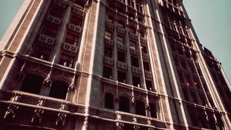 vista de cerca de un edificio alto con muchas ventanas