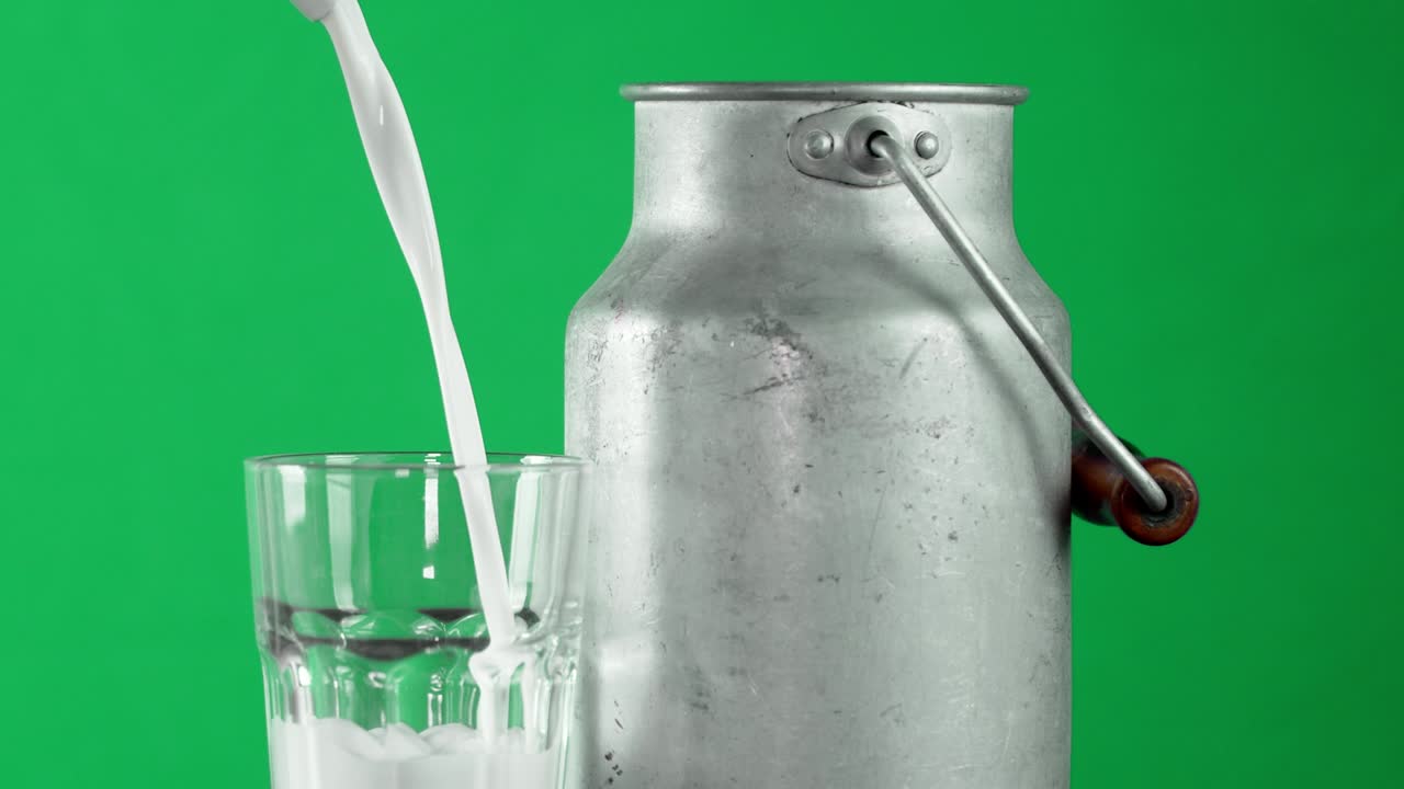 Leche vertida en el vaso hasta el borde.