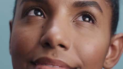 close-up schoonheid portret mooie afro-amerikaanse vrouw veren vallen op perfecte huid aanraken luxe huidverzorging zachtjes strelen lichaam in slow motion