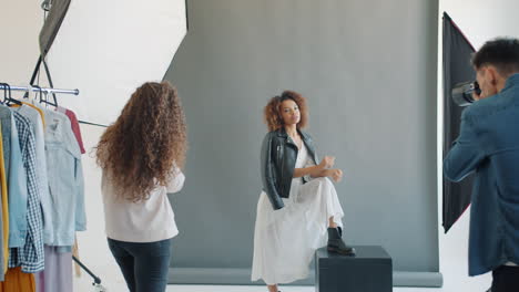sesión de fotos de moda en un estudio