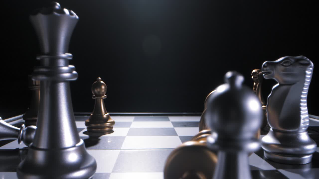 체스에서 패한 후 쓰러진 금왕 - 은총에서 떨어지다, 낮은 각도